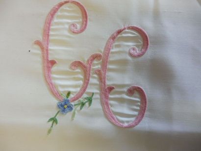 null 2 PARURES DE LIT brodée d’un chiffre GC et de fleurs roses sur coton blanc et...