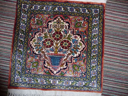 null PETIT TAPIS KIRMAN Décor ‘’au vase fleuri’’ sur champ rose écoinçons à la fleur...