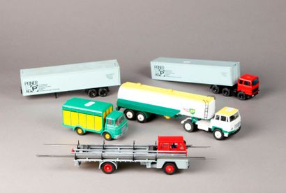 null DINKY TOYS – DSTF : Divers camions dont citerne et porte fer (4 p.).