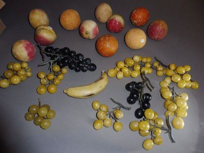 null BEL ENSEMBLE DE FRUITS en trompe l’œil albâtre peint comprenant banane, 4 oranges,...