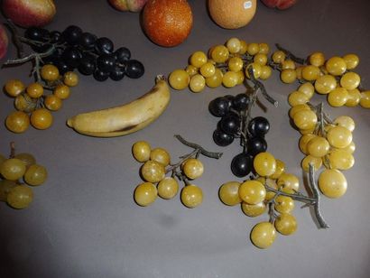 null BEL ENSEMBLE DE FRUITS en trompe l’œil albâtre peint comprenant banane, 4 oranges,...