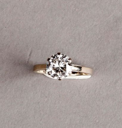 null BAGUE ornée d'un brillant monté en solitaire sur or gris.
Pds du brillant: 1,30...