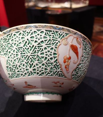 CHINE GRAND BOL en porcelaine à décor polychrome des émaux de la Famille verte, de...