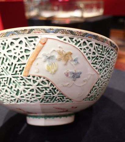 CHINE GRAND BOL en porcelaine à décor polychrome des émaux de la Famille verte, de...