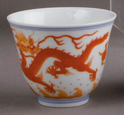 null Petite COUPE en porcelaine à décor de dragons de couleur corail sur fond de...