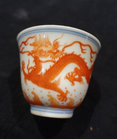 null Petite COUPE en porcelaine à décor de dragons de couleur corail sur fond de...