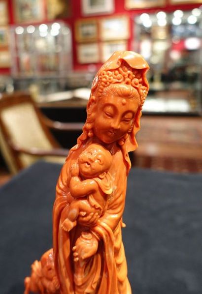 null KWAN-YIN en corail rouge sculpté avec cinq enfants dans des nuages.
Chine, XXe...