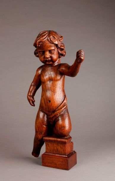 null STATUETTE en chêne ciré représentant un putto porte-lumière, agenouillé sur...