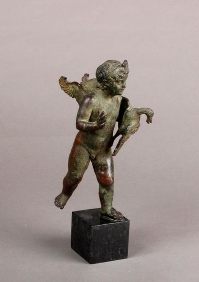 D'après l'Antique Eros serrant une oie
Bronze à patine antique avec un socle moderne...