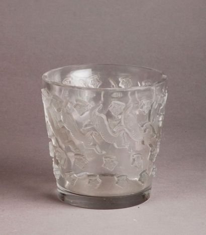 RENE LALIQUE (1860-1945) LAVE RAISI NS «Jurançon» (1938). Epre uve en verre blanc...
