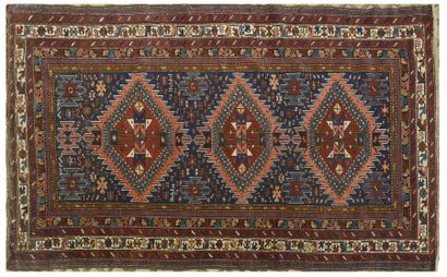 CHIRVAN (Caucase), début du XXe siècle TAPIS en laine à décor sur champ bleu de Prusse...