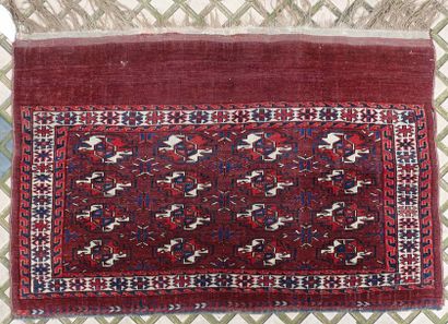BAKTIAR (Iran), vers 1970 TAPIS en velours de laine sur fondations en coton à décor...