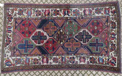 BAKTIAR (Iran), vers 1960 TAPIS en velours de laine sur fondations en coton à décor...