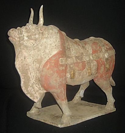 QI DU NORD (550-577 ap. J.C.) BUFFLE debout portant de nombreux ornements sur le...