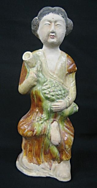 DYNASTIE DES TANG (618 - 907 ap. J.C.) RARE ENFANT HO-HO assis, à la coiffe en double...