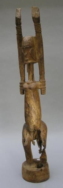 AFRIQUE ANCIENNE STATUE DOGON-TELEM représentant un personnage féminin. Ses bras...