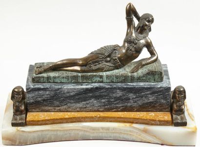 Attribuée à Dimitri CHIPARUS (1886-1947) 

Cléopatre,

Sculpture en bronze à patine...