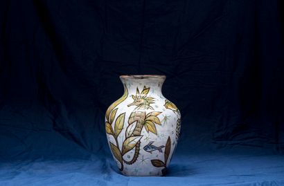 null 
Gumersind GOMILA (1905-1970)




Vase à décor de poissons 




Céramique signée...