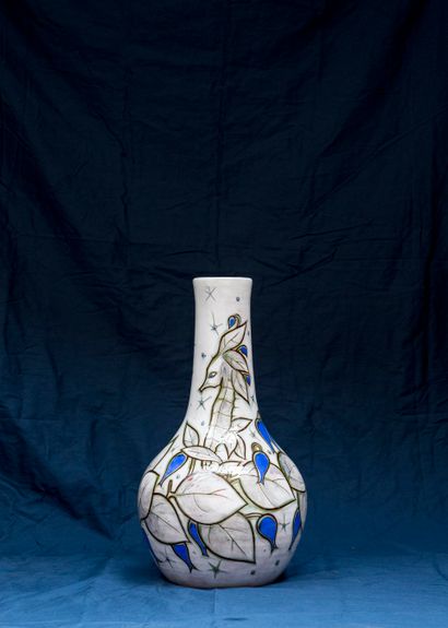null Gumersind GOMILA (1905-1970)

Vase aux fleurs 

Céramique signée sous la base...