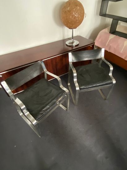 null DESIGN ITALIEN 

Paire de fauteuils en métal chromé, dossier et assise couleur...