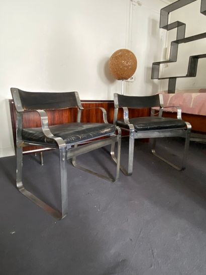 null DESIGN ITALIEN 

Paire de fauteuils en métal chromé, dossier et assise couleur...