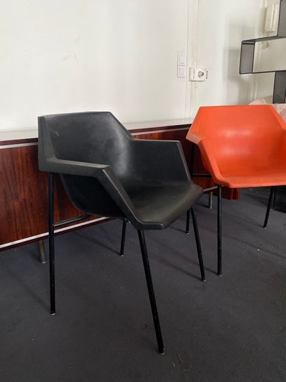 null Paire de fauteuils empilables en résine colorée, l'un orange et l'autre noir,...