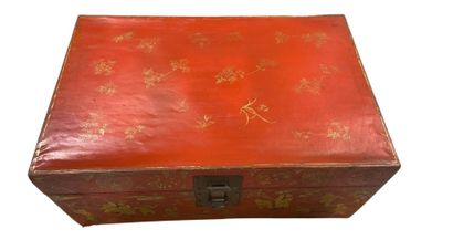 null Japon XXème 
Coffre ou boîte à kimono, recouvert de papier imitant le cuir laqué...