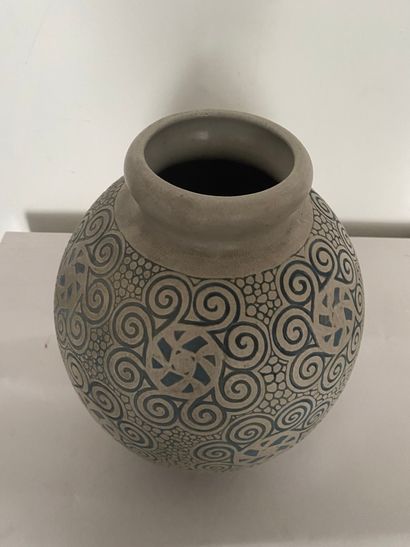 null Joseph MOUGIN (1876-1961)
Modèle "146.J"
Vase boule en grès sur talon annulaire...