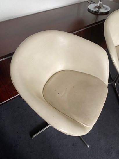 null Pair of armchairs with swivel seat, upholstered in cream leather, the cruciform...