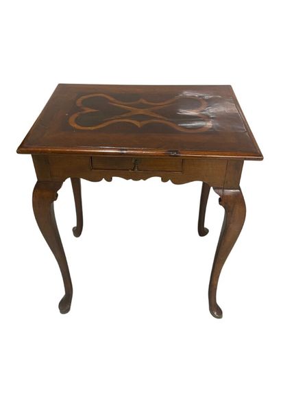 null Mahogany and mahogany veneer table, resting on four cambered legs, opening with...