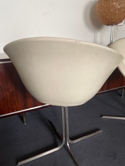 null Pair of armchairs with swivel seat, upholstered in cream leather, the cruciform...