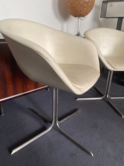 null Pair of armchairs with swivel seat, upholstered in cream leather, the cruciform...