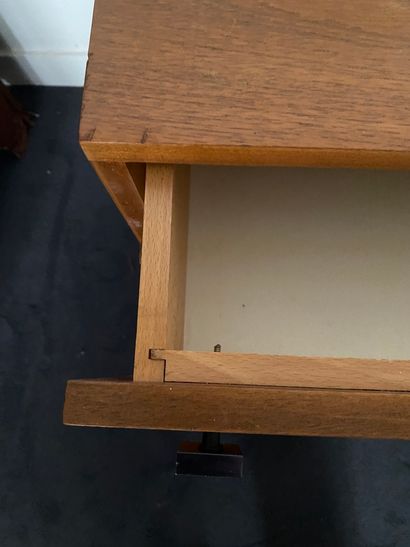 null COMBINEUROP
Commode en bois placage, ouvrant par trois tiroirs en façade, les...