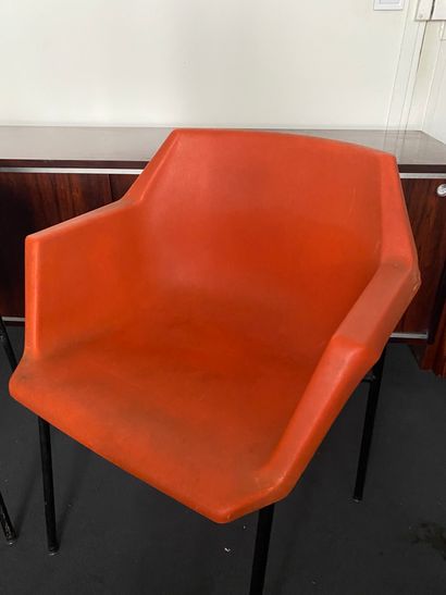 null Paire de fauteuils empilables en résine colorée, l'un orange et l'autre noir,...