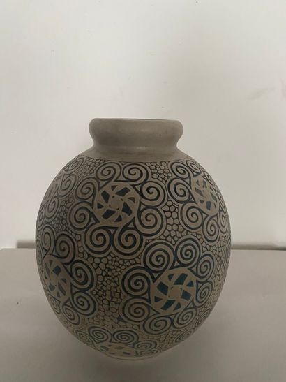 null Joseph MOUGIN (1876-1961)
Modèle "146.J"
Vase boule en grès sur talon annulaire...