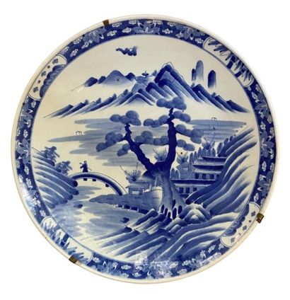 null JAPON XXème 
Grand plat en porcelaine émaillée bleue, à décor d'un village montagneux
Le...
