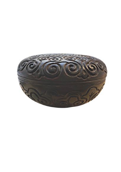 null CHINA 19th century 
Lacquer box with clouds decoration 
Diameter 19 cm 
Height...