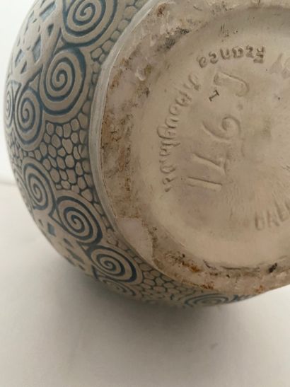null Joseph MOUGIN (1876-1961)
Modèle "146.J"
Vase boule en grès sur talon annulaire...