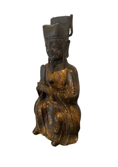 null CHINE, EPOQUE MING, XVIIème
Statuette de dignitaire en bronze laqué or, et traces...