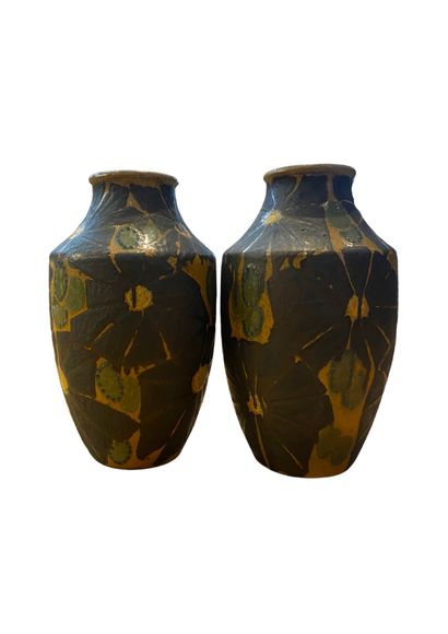 Paire de vases en céramique émaillée, à décor...
