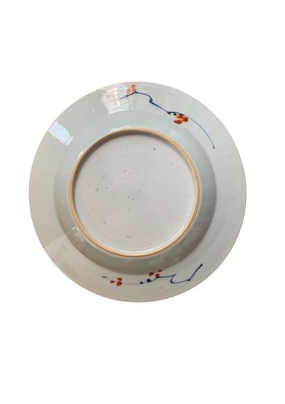 null JAPON XXème 
Deux assiettes en porcelaine émaillée, à décor Imari 
D 23 cm 
Eclat...