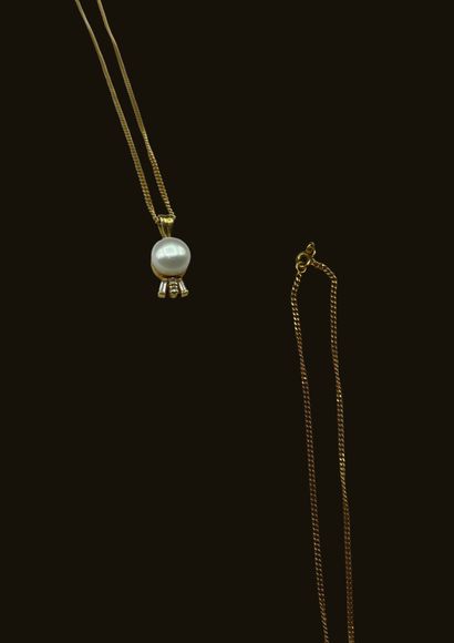 null Small drop pendant in yellow gold, decorated with a cultured pearl and white...