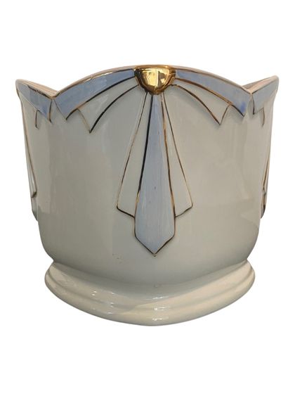 null Cache-pot en porcelaine émaillée et dorée à décor de noeuds
XXème
18 x 22 cm...