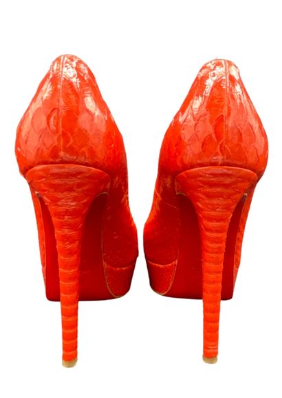 null LOUBOUTIN Paris 
Bianca model 
Carmine python leather 
13.5 cm heel 
Size 38

Almost...