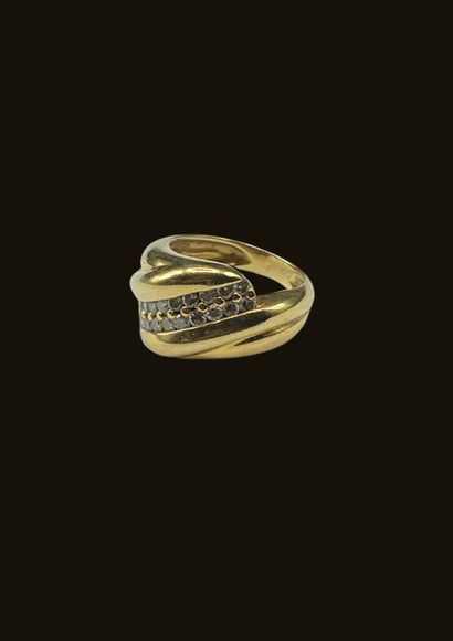 null 18k (750/1000) yellow gold band ring, set with two ranges of white stones 
Total...