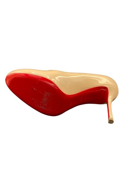 null LOUBOUTIN Paris 
Simple Pump model
Beige patent calf leather 
8.5 cm heel 
Size...