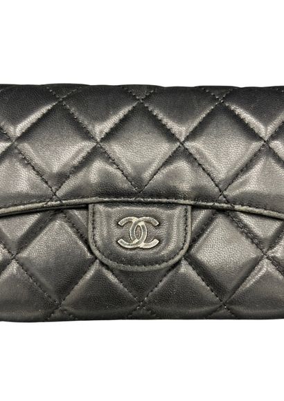 null CHANEL 
Timeless model
Black quilted leather wallet with eggplant interior 
Silver...
