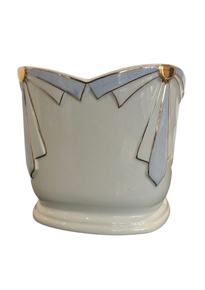 null Cache-pot en porcelaine émaillée et dorée à décor de noeuds
XXème
18 x 22 cm...