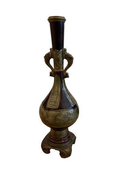 null KERAMIS Circa 1900
Vase soliflore en faïence émaillée à décor chinois 
Hauteur...