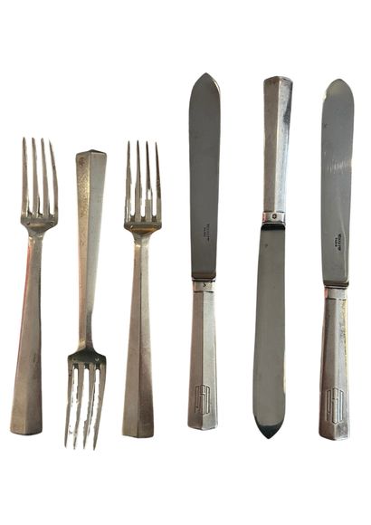 null TETARD FRERES Circa 1930
Set of twelve forks and twelve table knives, in silver...